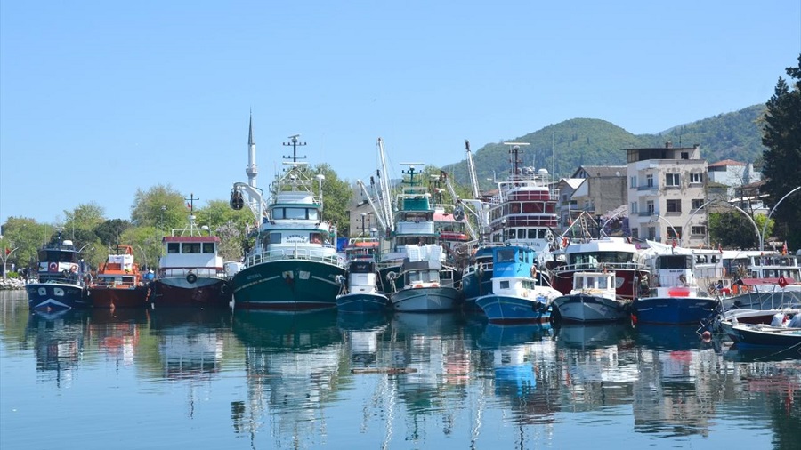 Balıkçılar limanlara demirledi