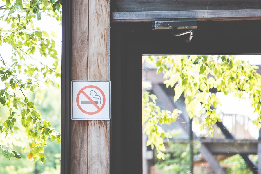 İngiltere de 2009 dan sonra doğanlara sigara satışı yasaklandı