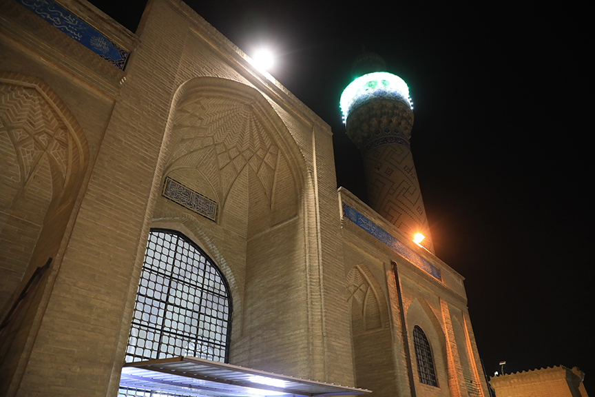 Bağdat'ta tarihi camide teravih namazı