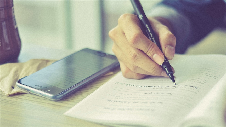 Derslerde not almak tarihe mi karışıyor?