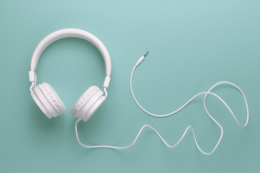 Yüksek sesli kulaklık kullanımı işitme kaybına neden olabilir