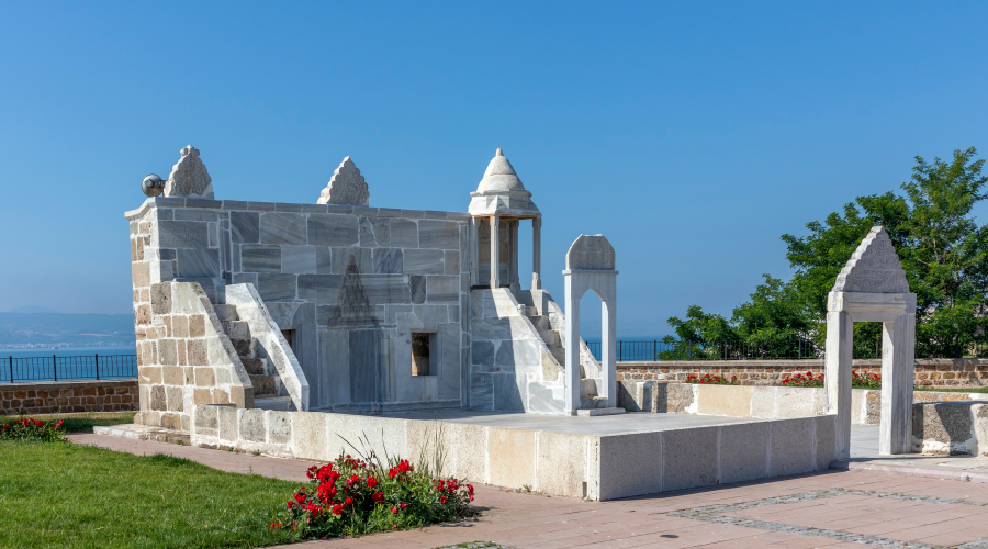 Azebler Namazgâhı; açık havada tarihi ve zarif bir yapı