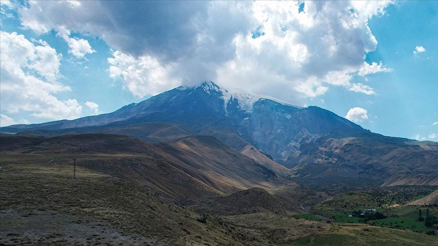 Ağrı Dağı zirvesindeki takke buzulunda erime 