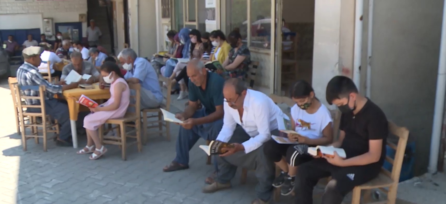 Mahalleli her salı toplanıp kitap okuyor