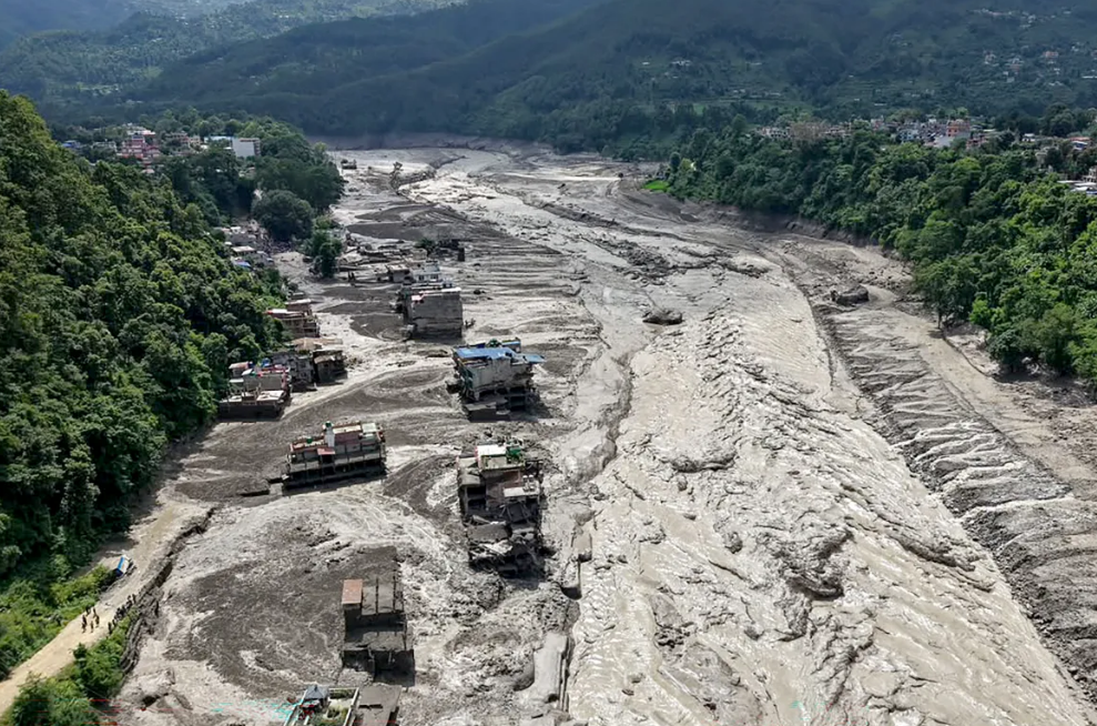 Nepal de heyelan binaları ve köprüleri yuttu