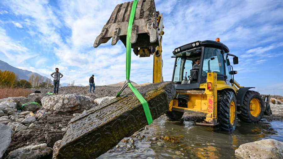 Van Gölü'nün çekilmesiyle Selçuklu mezar taşları ortaya çıktı