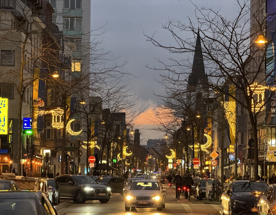 Ramazan ışıkları şehirleri aydınlatıyor