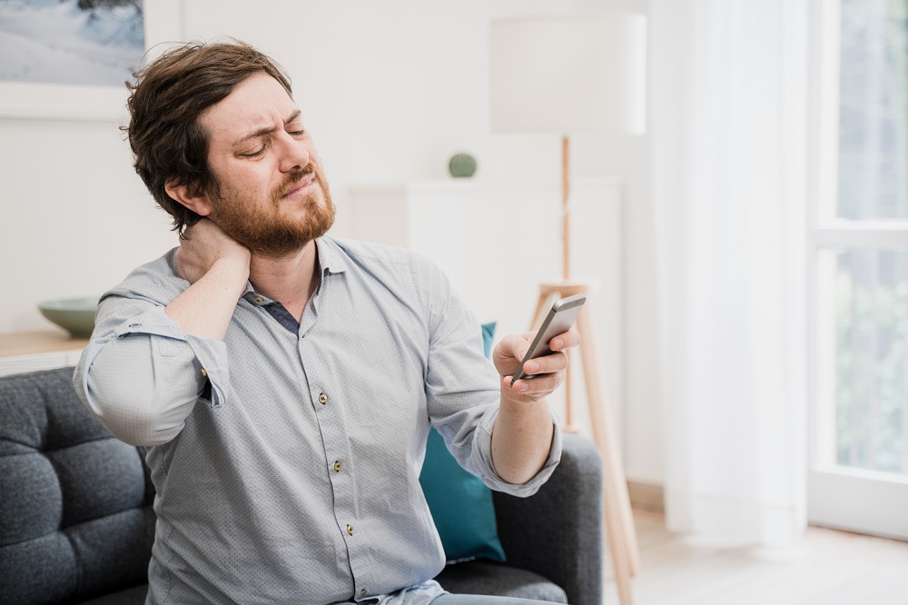 Sürekli başı eğik telefon kullanımı boyun ağrılarını artırdı
