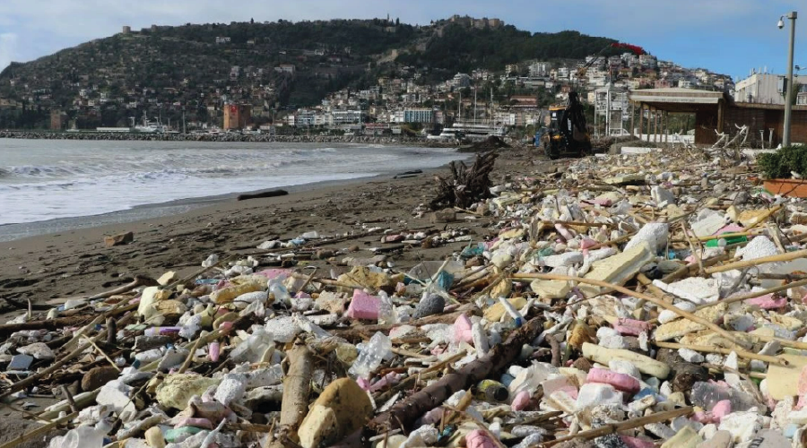 Yağış sonrası sahiller çöple kaplandı