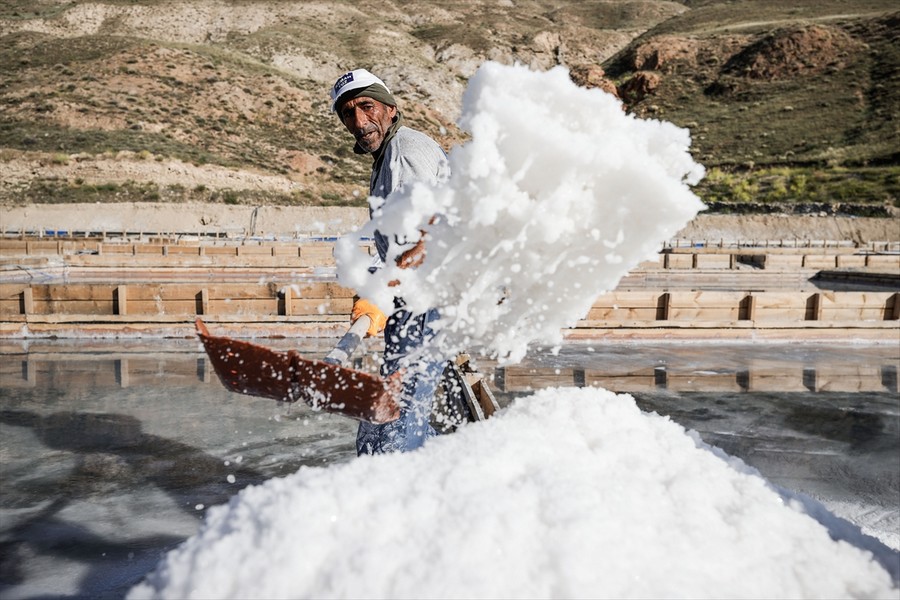 Tuz üreticilerinin sıcak havada hasat mesaisi 