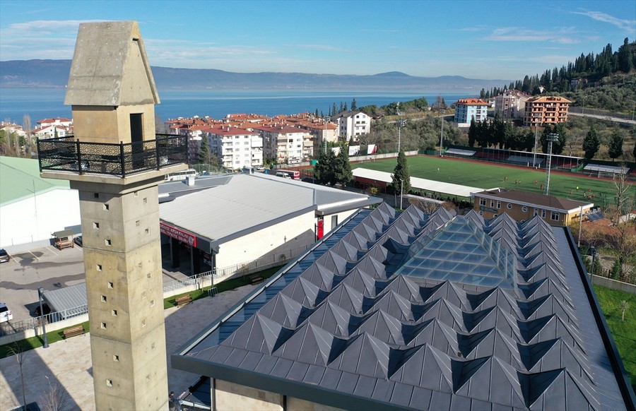 Kuş yuvalı minaresiyle dikkat çeken cami