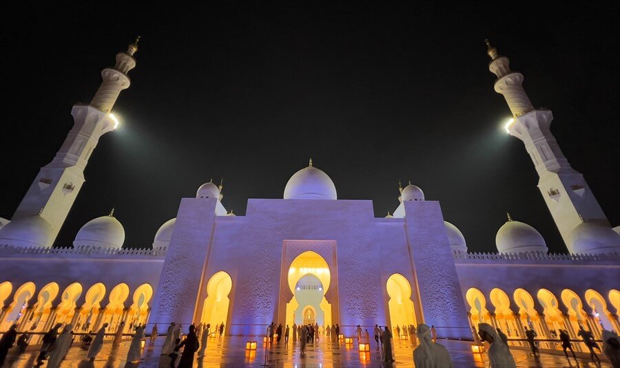 Dünyada Kadir Gecesi dualarla idrak edildi